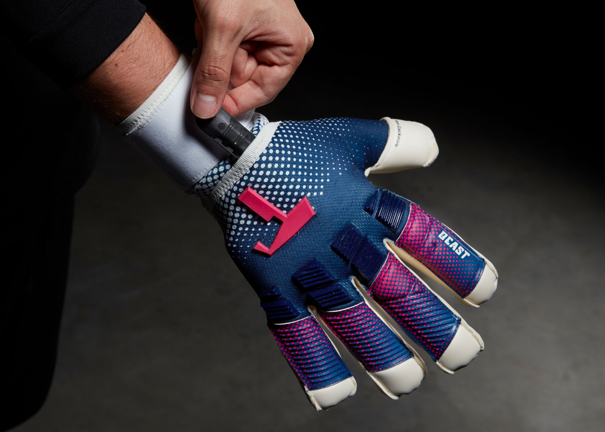 Goalkeeper gloves store protect fingers